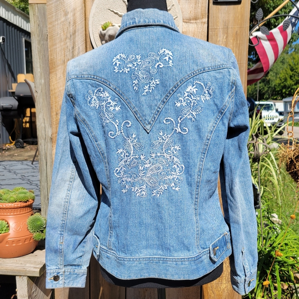 Coldwater Creek women 10 Denim Jacket w/embroidery-light blue